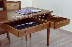 Scrivania in stile classico costruita interamente in legno massiccio